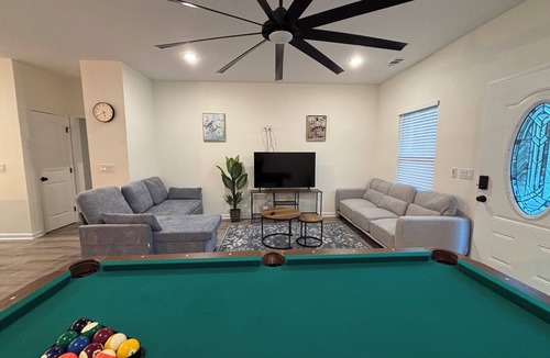 Savannah House | BBQ Grill and Pool Table