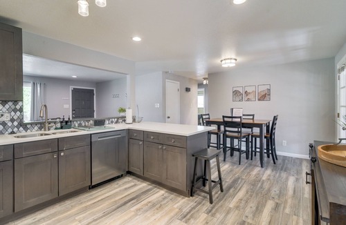 Lamar Heights Area Cottage | Bbq, Hot Tub, Patio, Sunroom + Games!
