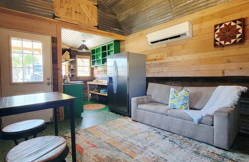 Lockhart House | BBQ, Music & Tiny Home Charm – Clover Casita