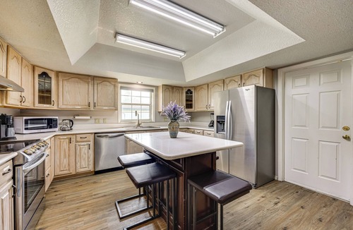 Edgar House | BBQ Ready: Hawthorne Home w/Screened-In Patio