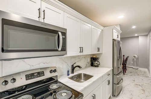 Manchester Apartment | BBQ Ready: Historic Apt 3 Mi to Dtwn Manchester