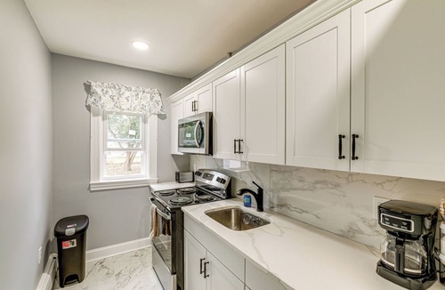 Manchester Apartment | BBQ Ready: Historic Apt 3 Mi to Dtwn Manchester