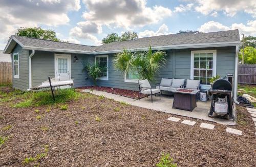 Lake St. George House | BBQ Ready Retreat w/Pool Access in Palm Harbor