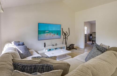 Lake St. George House | BBQ Ready Retreat w/Pool Access in Palm Harbor