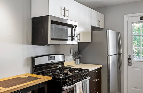 Buckhead Apartment | (BC1bD) Safe + Clean Condo only Blocks from Piedmont Hospital