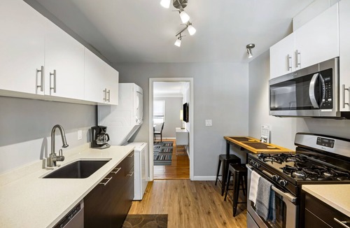 Buckhead Apartment | (BC1bD) Safe + Clean Condo only Blocks from Piedmont Hospital