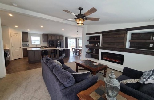Lonergan House | *Be at Home at Lake Mac*