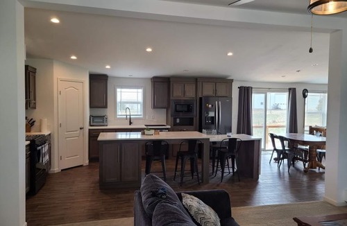 Lonergan House | *Be at Home at Lake Mac*