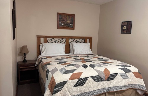 Confluence Hotel | "Be Happy" King bed room