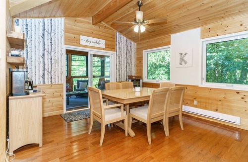 Broadbent Cottage | Be Still On the Bay Cottage- Just steps from the Water!