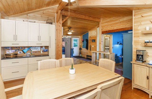 Broadbent Cottage | Be Still On the Bay Cottage- Just steps from the Water!
