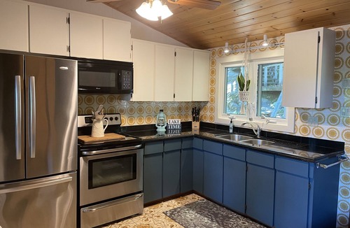 Broadbent Cottage | Be Still On the Bay Cottage- Just steps from the Water!