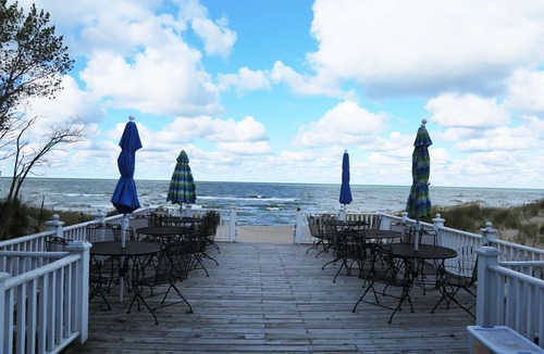 South Haven Cottage | BEACHFRONT ,PRIVATE BEACH,CLOSE TO TOWN