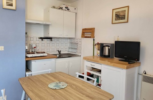 Merville-Franceville-Plage Apartment | Beachfront Studio with Direct Access & Private Parking