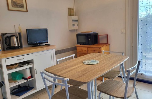 Merville-Franceville-Plage Apartment | Beachfront Studio with Direct Access & Private Parking