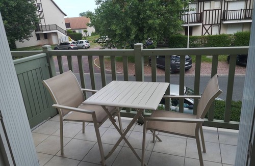 Merville-Franceville-Plage Apartment | Beachfront Duplex for 4 with Balcony & Free Parking