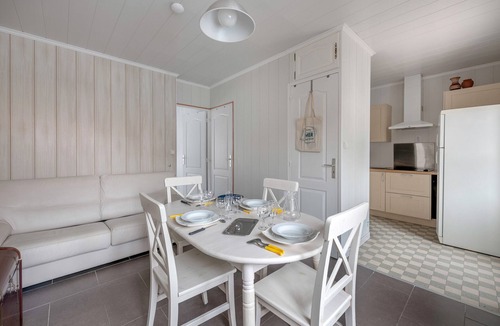 La Rogere Ski Chalet | Beach 200m , house, for 4 people.