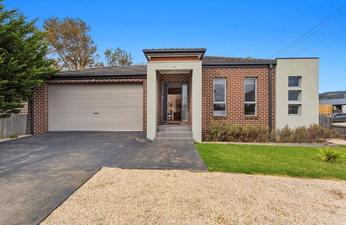 Dromana House | Beach 27 by Ready Set Stay - WiFi & Pet Friendly