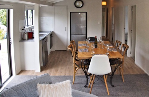 Matarangi House | Beach A 5 Minute Walk Away!