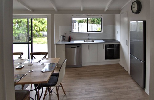 Matarangi House | Beach A 5 Minute Walk Away!
