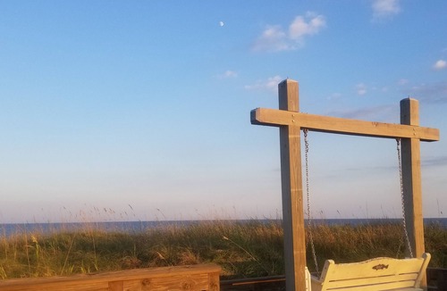 North Carolina Coast Condo | Beach access across street! Partial ocean view. 1 BR + futon with linens. 1.5 BA