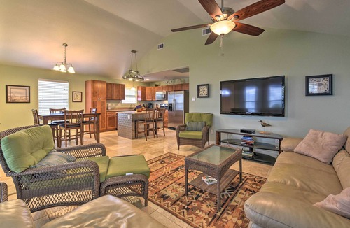 Isla Del Sol House | Beach Access, Fishing Pier & Views: Galveston Home