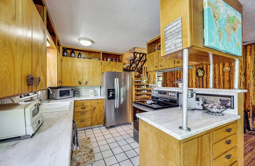 Burley Cabin | Beach Access Historic Cabin on Henderson Bay!