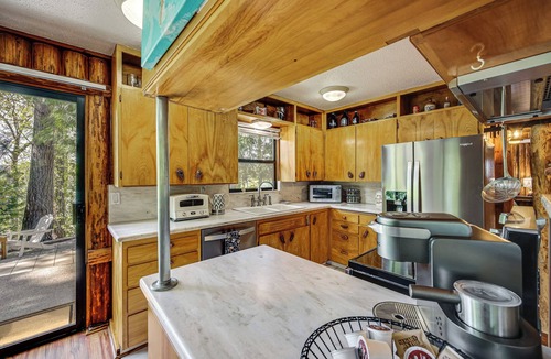 Burley Cabin | Beach Access Historic Cabin on Henderson Bay!