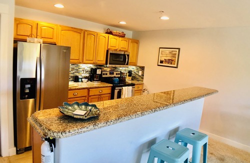 Westport Condo | Beach Access ~ Hot Tub ~ King Bed ~ EV Charger!