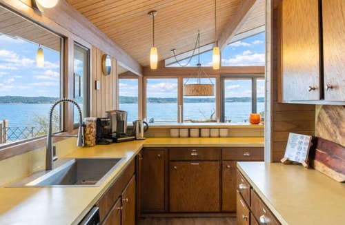 Bells Beach House | Beach Access, Kayaks, SUP, and Whale watching