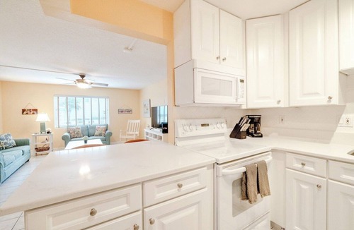 Key Colony Beach Condo | Beach Access & Pool-Peaceful 2BR Sea Isles Condo-Key Colony Beach-1st floor