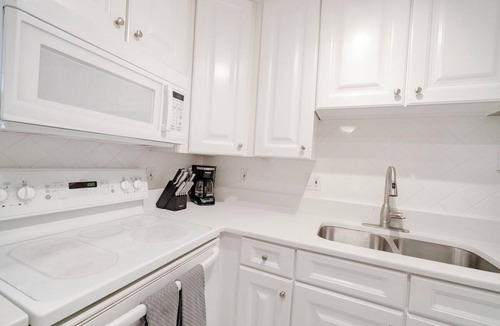 Key Colony Beach Condo | Beach Access & Pool-Peaceful 2BR Sea Isles Condo-Key Colony Beach-1st floor