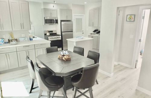Peninsula Condo | Beach and Bay, Steps to Water, World Cup, Sleep 6