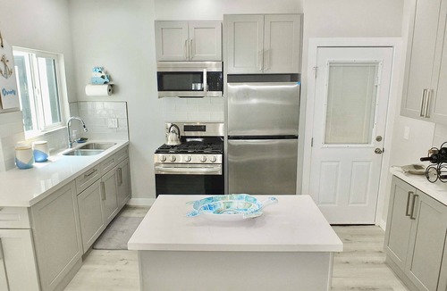 Peninsula Condo | Beach and Bay, Steps to Water, World Cup, Sleep 6