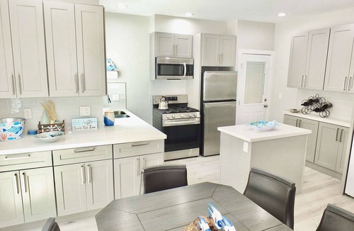 Peninsula Condo | Beach and Bay, Steps to Water, World Cup, Sleep 6
