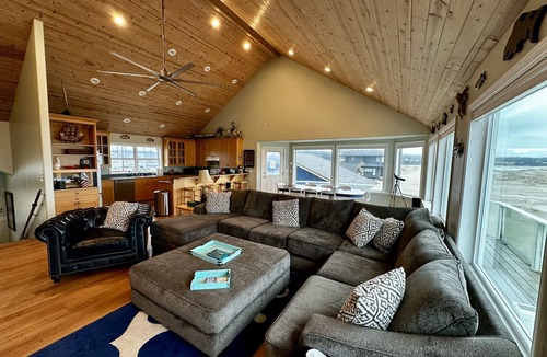 Bayshore House | Beach and Bay Views, Family Friendly, Immaculate, Chef's Kitchen, Beach Front