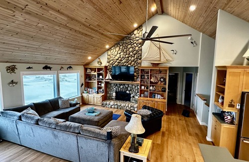 Bayshore House | Beach and Bay Views, Family Friendly, Immaculate, Chef's Kitchen, Beach Front