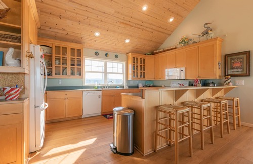 Bayshore House | Beach and Bay Views, Family Friendly, Immaculate, Chef's Kitchen, Beach Front