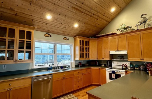 Bayshore House | Beach and Bay Views, Family Friendly, Immaculate, Chef's Kitchen, Beach Front