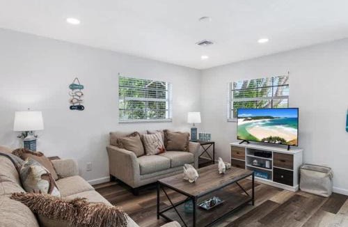 Biggar House | Beach and Boaters Delight!