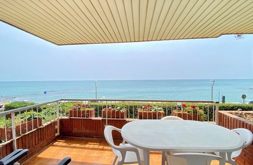 Arenys de Mar Apartment | Beach apartment, in front of the sea!