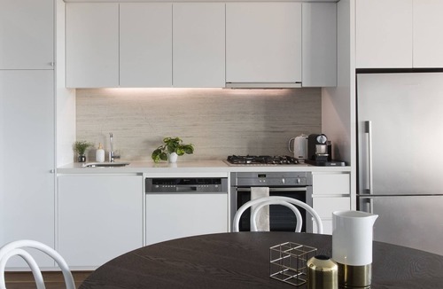 Port Melbourne Apartment | BEACH APARTMENT WITH EASY CITY ACCESS