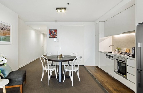 Port Melbourne Apartment | BEACH APARTMENT WITH EASY CITY ACCESS