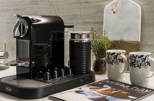 Port Melbourne Apartment | BEACH APARTMENT WITH EASY CITY ACCESS