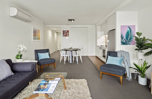 Port Melbourne Apartment | BEACH APARTMENT WITH EASY CITY ACCESS