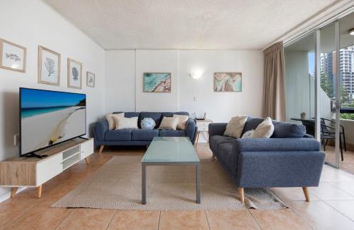 Broadbeach Apartment | Beach Apt Heated Pool BBQ Free Parking Sleeps 3