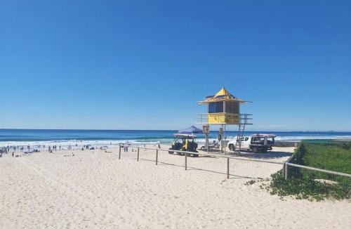 Broadbeach Apartment | Beach Apt Heated Pool BBQ Free Parking Sleeps 3