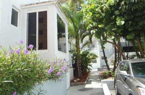 Hollywood South Central Beach Cottage | Beach Art Deco Cottage