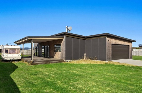 Waiotahi House | Beach Bach on Boulevard
