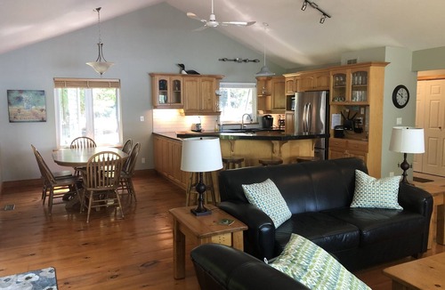 Algonquin Highlands Cottage | Beach Bay Cottage - Halls Lake. Private Shallow Sandy Beach